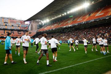 Éxito total en Mestalla durante el entrenamiento del Valencia. Alrededor de 15.000 aficionados abarrotaron el feudo valencianista.