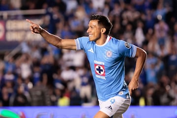 AME354. CIUDAD DE MÉXICO (MÉXICO), 23/10/2024.- Ángel Sepúlveda de Cruz Azul celebra un gol ante Juárez, este miércoles durante un partido de la jornada 13 del Torneo Apertura del fútbol mexicano, disputado en el Estadio Ciudad de los Deportes, en Ciudad de México (México). EFE/ José Méndez
