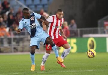 El delantero brasileño del Almeria, Wellington Alves Da Silva disputa un balón con el centrocampista francés del Rayo Vallecano, Gael Kakuta.