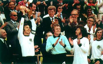 El Kaiser era el líder de la defensa del Bayern y de la selección alemana en los 60 y 70. Su poderío físico y su habilidad subiendo con el balón hacían de él un jugador muy completo. Ganó 3 Copas de Europa seguidas 1974,75 y 76 además del Mundial con la selección de Alemania Federal. 2 balones de Oro en su palmarés los de 1972, tras ganar Euro con Alemania Federal y en 1976.