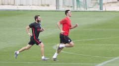 Kalinic junto a Carlos Men&eacute;ndez, preparador f&iacute;sico rojiblanco, en la sesi&oacute;n del mi&eacute;rcoles del Atl&eacute;tico. 