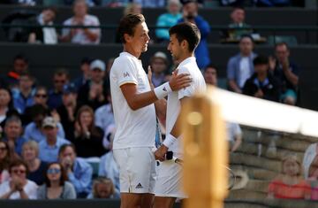 Novak Djokovic habla con Tomas Berdych tras decidir que se retiraba del partido.