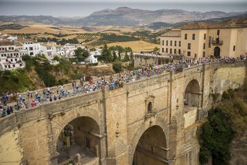 El pelotón pasa por el puente de Ronda.