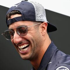 Ricciardo le roba el móvil al CM de Mercedes para bromear junto a Alonso