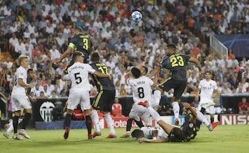 Jugada del segundo penalti bianconero entre Murillo y Leonardo Bonucci.