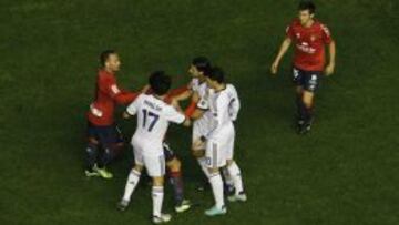 Incidente entre jugadores del Real Madrid y Osasuna durante el último partido jugado en El Sadar.