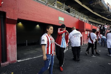 La CONMEBOL decidió aplazar un día la final después del apedreamiento del bus de Boca por parte de los hinchas de River. 