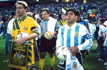 Diego Maradona regresó a la Selección de Argentina el 31 de octubre de 1993, tras haber estado ausente desde el Mundial de 1990, durante este tiempo, además tuvo que cumplir una sanción de un año por dopaje. Su vuelta se produjo en el partido de ida de la repesca contra Australia, disputado en Sídney. El retorno fue motivado por una mala fase de clasificación que culminó con la histórica derrota 0-5 ante Colombia. Ante el clamor popular y la urgencia de clasificar al Mundial de Estados Unidos 1994, el seleccionador Alfio Basile y el presidente de la AFA, Julio Grondona, convencieron a Maradona para volver.
En ese partido, Maradona fue titular y capitán. Dio el centro para el gol de Abel Balbo, que puso el 0-1 parcial, aunque Australia empató poco después. En la vuelta, el 17 de noviembre en Buenos Aires, Argentina ganó 1-0 con gol de Gabriel Batistuta y logró la clasificación al Mundial.