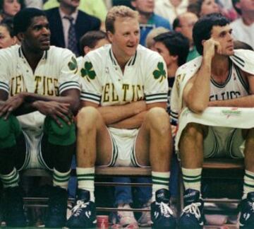 Un caso particular pero que merece la pena ser contado. Kevin McHale fue drafteado directamente por Boston Celtics (número 3 en 1980), pero era una elección que llegó el día anterior desde Golden State Warriors. Con ese pick, los Warriors enviaron a Boston a Robert Parish. Y así los Celtics formaron uno de los juegos interiores más míticos de todos los tiempos.
