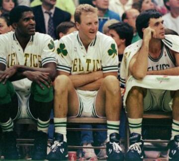 Un caso particular pero que merece la pena ser contado. Kevin McHale fue drafteado directamente por Boston Celtics (número 3 en 1980), pero era una elección que llegó el día anterior desde Golden State Warriors. Con ese pick, los Warriors enviaron a Boston a Robert Parish. Y así los Celtics formaron uno de los juegos interiores más míticos de todos los tiempos.