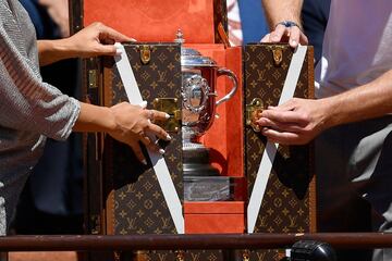 El trofeo de la final femenina entre Jelena Ostapenko y Simona Halep.
