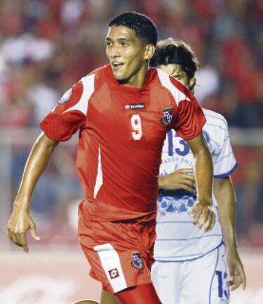 Edwin sigue activo como jugador del Tauro FC en la posición de centro delantero.