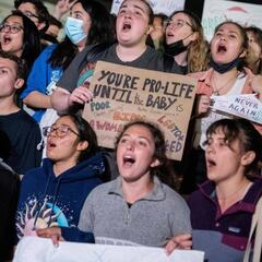 Roe v. Wade | Democrats urged to ‘do something’ as abortion rights supporters chant at U.S. Supreme Court