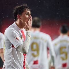 El Huesca mete en el lío a un Mirandés en caída libre