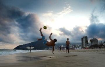 Puesta de sol en la playa de Ipanema, en Rio de Janeiro.