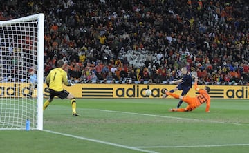 Andrés Iniesta marca el 0-1 para España.