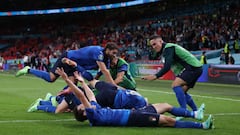 Soccer Football - Euro 2020 - Round of 16 - Italy v Austria - Wembley Stadium, London, Britain - June 26, 2021 Italy&#039;s Matteo Pessina celebrates scoring their second goal with teammates Pool via REUTERS/Carl Recine