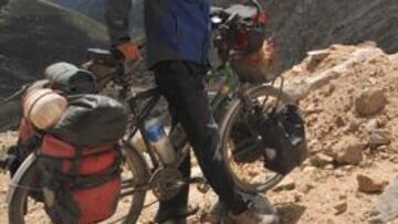 <b>JAVIER Y SU BICICLETA. </b>En un espectacular paisaje tibetano, Javier posa junto a su bicicleta, equipada para poder llevar el precario equipaje: "Es lo único que necesito".