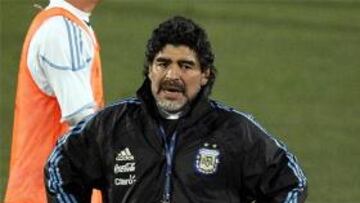 Gentile responde a Maradona: "Es un bufón"