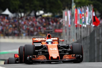 El piloto español Fernando Alonso, de la escudería McLaren, en acción durante la ronda de clasificación en el autódromo de Interlagos