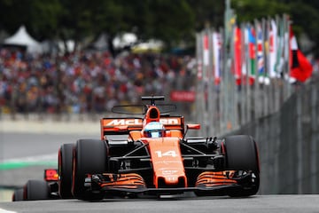 El piloto español Fernando Alonso, de la escudería McLaren, en acción durante la ronda de clasificación en el autódromo de Interlagos 