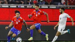 Soccer Football - World Cup - South American Qualifiers - Chile v Uruguay - Estadio San Carlos de Apoquindo, Santiago, Chile - March 29, 2022 Chile's Joaquin Montecinos and Mauricio Isla in action with Uruguay's Diego Rossi Pool via REUTERS/Alberto Valdes