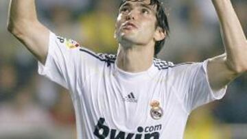 Kaká celebra su primer gol con la camiseta del Real Madrid, el logrado ayer de penalti ante el Villarreal.