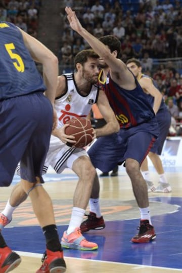 El base del Real Madrid Rudy Fernández intenta entrar a canasta ante el escolta del F.C. Barcelona Álex Abrines