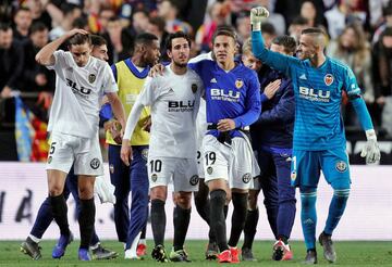 Los jugadores del Valencia celebraron la clasficación para la final de la Copa del Rey. En la imagen, Gabriel Pualista, Dani Parejo, Rodrigo Moreno y Jaume Domenech.