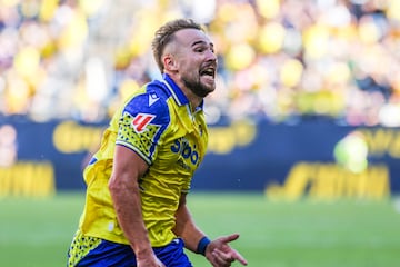 Ontiveros celebrando su primer tanto como jugador del Cádiz CF.