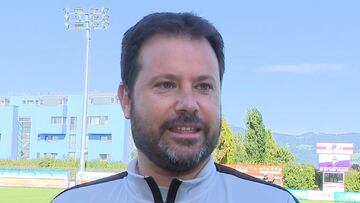 El director deportivo del RCD Mallorca, Pablo Ortells, atiende a los medios en la concentración de Austria.
