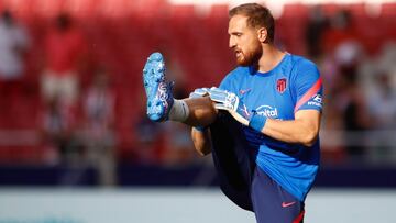 Oblak, durante el calentamiento del partido ante el Elche.