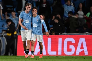 Hugo Álvarez felicitado en Bilbao por Swedberg. Refuerzo de lujo para el filial,