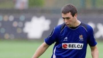 <b>OCASIÓN. </b>Esnaola golpea el balón en un entrenamiento de la Real.