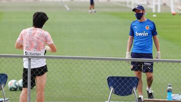 Celades habla con Kang-in Lee en el entrenamiento del 15 de mayo. 