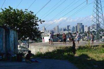 Varios jovenes jugando en una Favela de Rio de Janeiro, Brasil