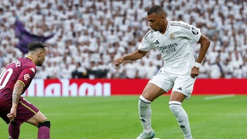 MADRID, 25/08/2024.- El delantero francés del Real Madrid Kylian Mbappé (d) ante el centrocampista del Real Valladolid Iván Sánchez durante el partido de la segunda jornada de Liga que Real Madrid y Real Valladolid disputan esta tarde en el estadio Santiago Bernabéu. EFE/Chema Moya