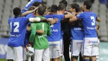 Jugadores del Oviedo celebran la clasificaci&oacute;n