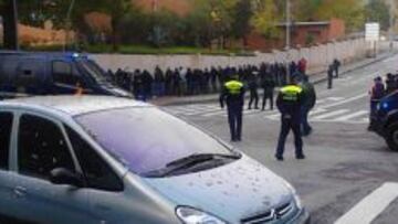 Radicales siendo cacheados por la polic&iacute;a en el Paseo de la Ermita del Santo en Madrid.