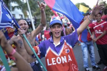 Hinchas del Medellín prendieron la fiesta del fútbol colombiano en los alrededores del Atanasio Girardot.