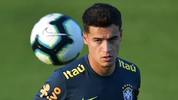 Brazilian football team's player Philippe Coutinho eyes the ball during a training session at Granja Comary sport complex in Teresopolis, Brazil, on May 29, 2019, ahead of the Copa America football tournament. (Photo by CARL DE SOUZA / AFP)
