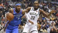 Carmelo Anthony sobrepasa a Khris Middleton.