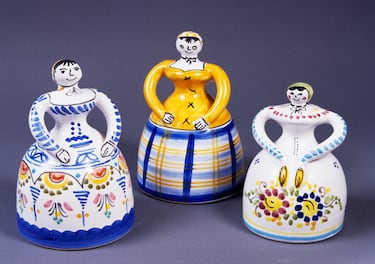 El proceso de fabricación, decoración y esmaltado de este tipo de cerámica son los artesanales e idénticos a los practicados en el siglo XVI. Estos conocimientos incluyen desde la preparación de la arcilla hasta la de los pigmentos y la cocción en el horno.