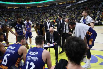 Pablo Laso da instrucciones a los jugadores del Madrid en 2008 en Estambul ante el Fenerbahçe.