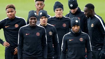 Matuidi y Lucas Moura, en primer t&eacute;rmino, durante el entrenamiento del PSG antes de medirse al Basilea.