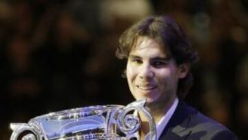 <b>NÚMERO UNO. </b>Rafa Nadal recibió en Londres el trofeo que le acredita como número uno de 2010.