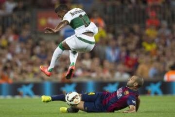 El defensa argentino del FC Barcelona Javier Mascherano (d) lucha un balón con el caboverdiano Garry Rodrigues, del Elche, durante el partido, correspondiente a la primera jornada de la Liga de Primera División, que se juega hoy en el Camp Nou.