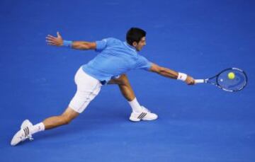 El serbio Djokovic logra su quinto Open de Australia al imponerse a Andy Murray por 7-6 (5), 6-7 (4), 6-3 y 6-0.