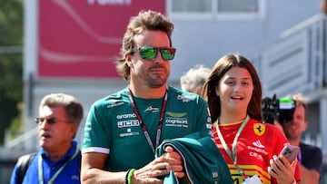 Fernando Alonso, en el 'paddock' de la F1 en Monza.