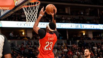 GRAF2375. DENVER, 16/12/2017.- El alero de New Orlean Pelicans entra a canasta ante el alero de Denver Nuggets Trey Lyles (d) durante el partido de Liga de la NBA disputado hoy en el Pepsi Center de Denver (CO, EEUU). EFE/Todd Pierson